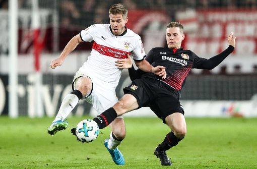 Simon Terodde im Zweikampf mit Lars Bender: Der VfB-Stürmer blieb torlos. Foto: Bongarts