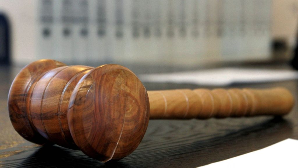  Ein 67-Jähriger ist vor dem Landgericht Karlsruhe zu zwölf Jahren Haft verurteilt worden. Er hat einen 60-Jährigen aus Eifersucht mit einem Messer getötet. 