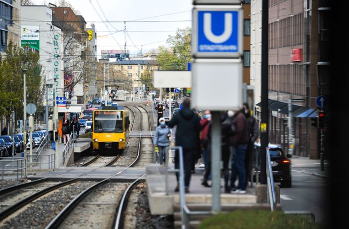 Tumult in Stuttgarter Stadtbahn: 25-Jähriger attackiert und verletzt Fahrscheinprüfer