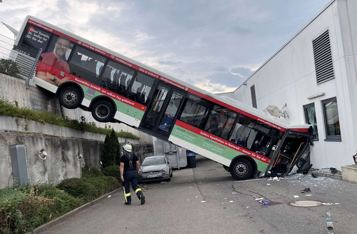 Am Freitag gegen 16.20 kam ein Linienbus in der Herrenberger Kalkofenstraße von der Fahrbahn ab und stürzte die Böschung hinunter.
