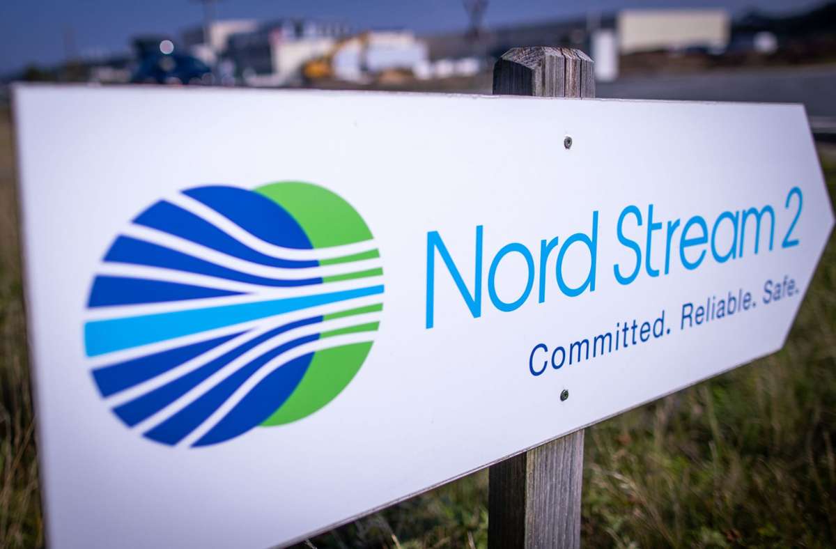 Ein Wegweiser vor der Erdgasempfangsstation der Ostseepipeline Nord Stream 2 – bisher führt der Weg ins Nichts. Foto: dpa/Jens Büttner