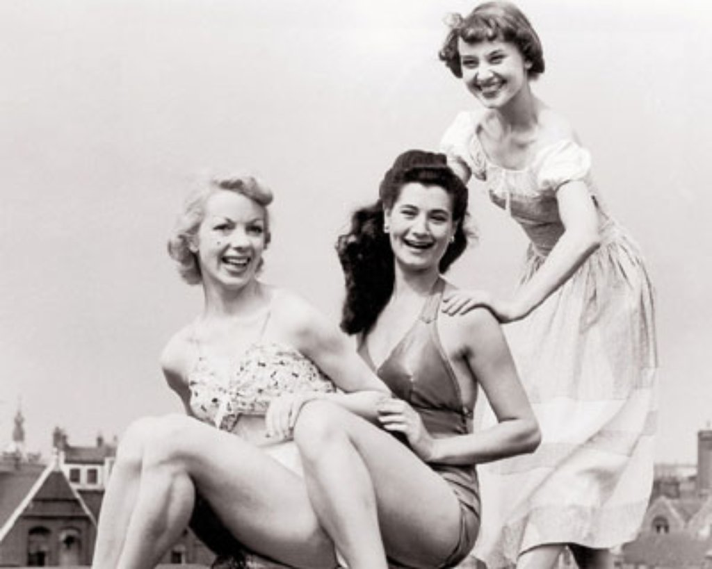 Audrey (rechts) zusammen mit zwei weiteren Revuegirls der "Revue Sauce Tartare" am Cambridge Theatre. Nach den entbehrungsreichen Kriegsjahren in Holland lebt sie mit der geschiedenen Mutter in England, arbeitet dort als Fotomodell und erhält kleine Rollen. Das Bild entsteht im Juni 1949.