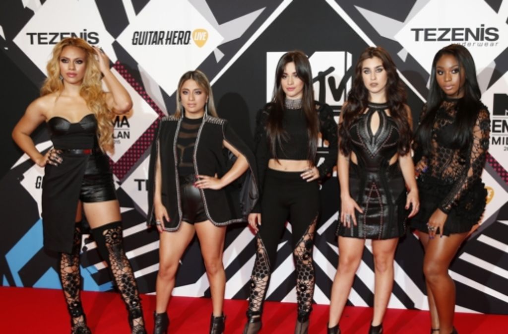 Ganz in Schwarz auf dem roten Teppich: die Gruppe Fifth Harmony, eine US-amerikanische Girlgroup, die 2012 durch die zweite Staffel der Castingshow The X Factor bekannt wurde.