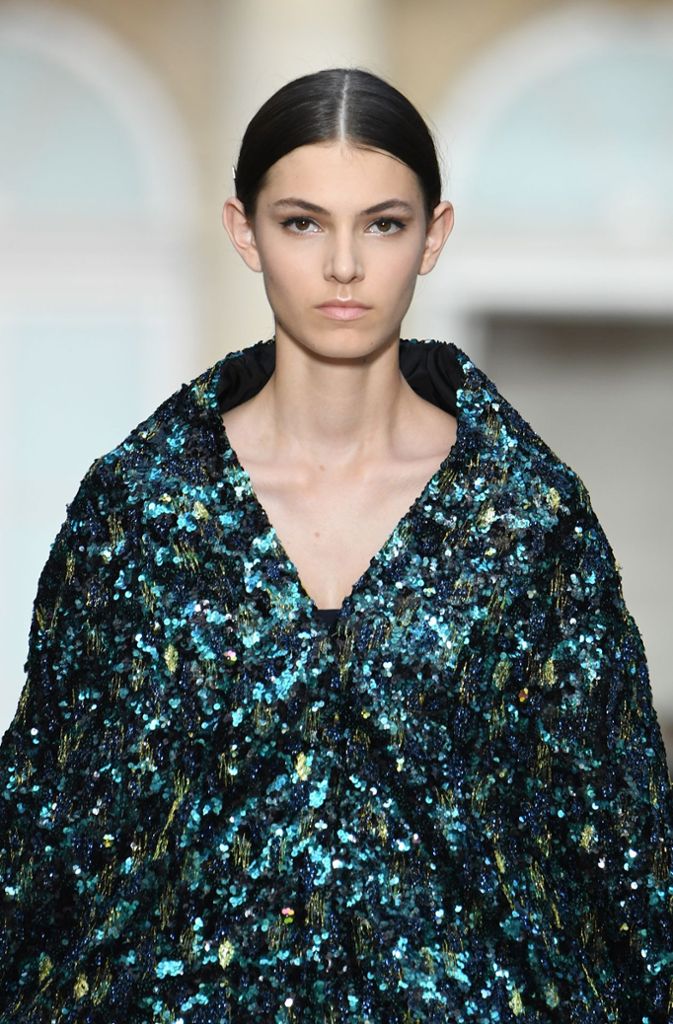 Metallischer Glanz: Givenchy lässt Materialien sprechen.