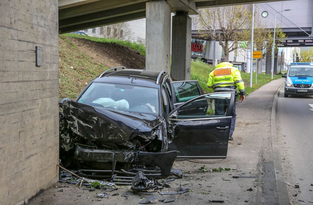 Eine 42-Jährige ist am Montagmorgen mit ihrem VW gegen einen Brückenpfeiler gekracht.