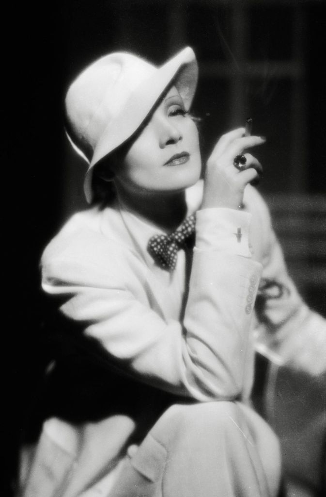 Die Schauspielerin Marlene Dietrich mit Querbinder.