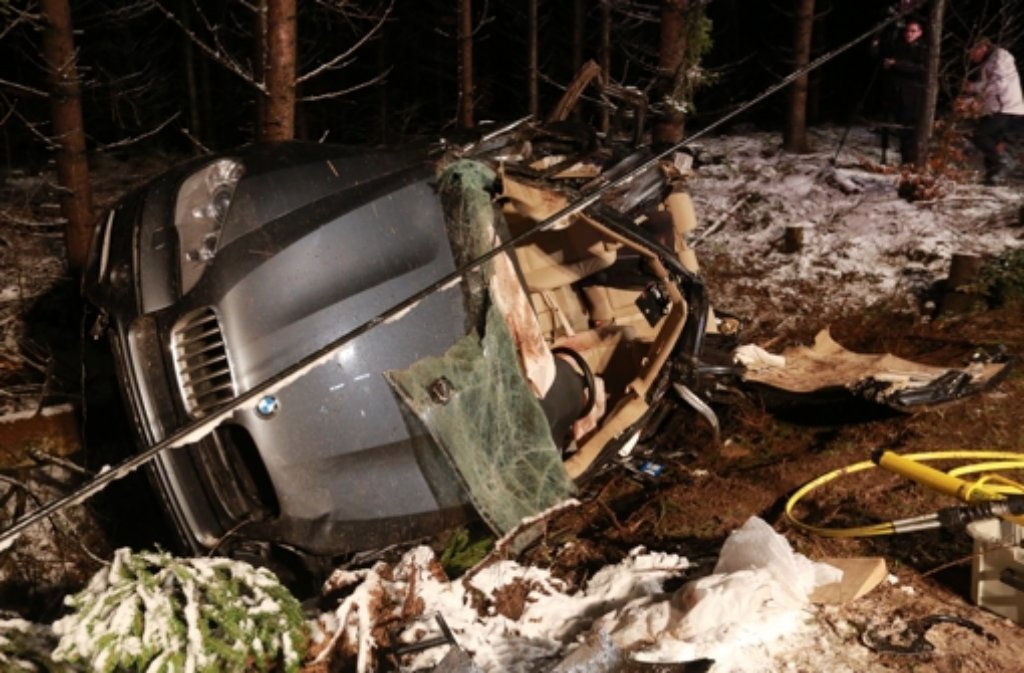 Auf schneebedeckter Straße sind bei Neresheim zwei Männer mit einem Auto gegen mehrere Bäume geprallt und dabei ums Leben gekommen.