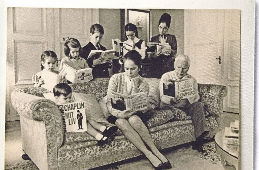 Papa, Mama, Kinder: die ganze Familie Chaplin vertieft in Bücher über Charly Chaplin (rechts) Foto: Marbacher Katalog