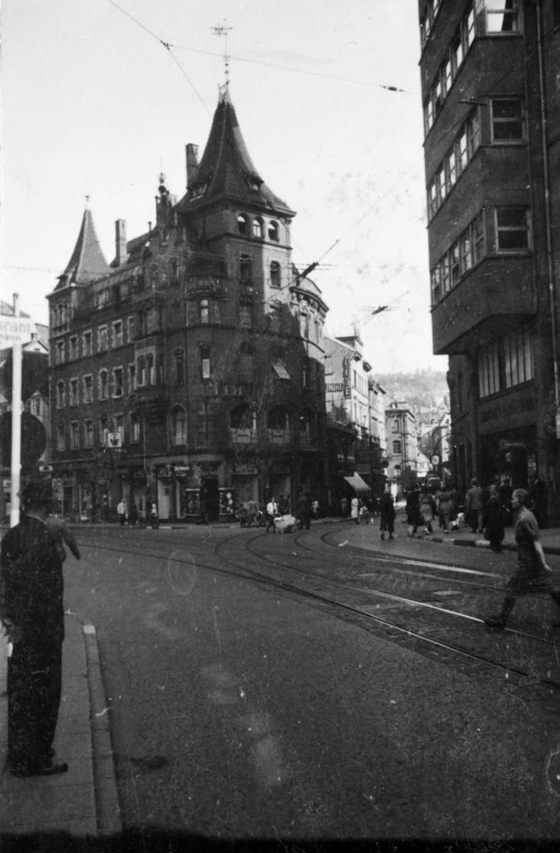 Hier biegt schon 1942 die heute wesentlich verbreiterte Torstraße ab. Wir folgen aber nach links dem Verlauf der Eberhardstraße.