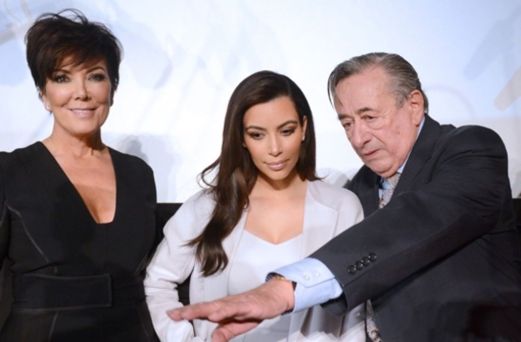 Kim Kardashian (Mitte) wird wohl nicht - wie im Ablaufplan Lugners für 23.45 Uhr angekündigt - mit ihrem Gastgeber tanzen. Dafür sei ihre Mutter zuständig, ließ die 33-Jährige wissen. "Ich schaue beim Tanzen lieber zu."
