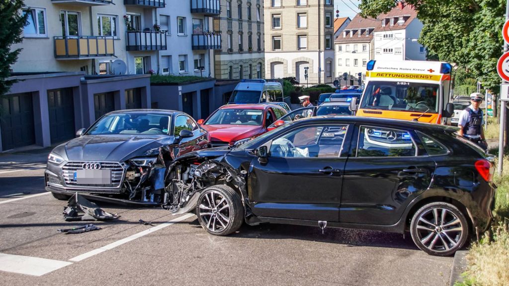 Hoher Schaden in Stuttgart-Ost: 66-Jähriger kracht mit seinem Suzuki frontal in stehenden Audi