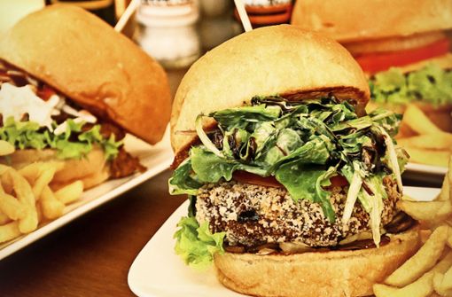 Auch ein vegetarischer Burger mit Kichererbsenbratling  ist im Angebot. Foto: factum/Granville