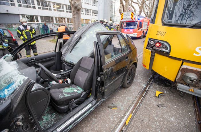 Unfall in Stuttgart-Nord: VW Golf kollidiert beim Abbiegen mit Stadtbahn