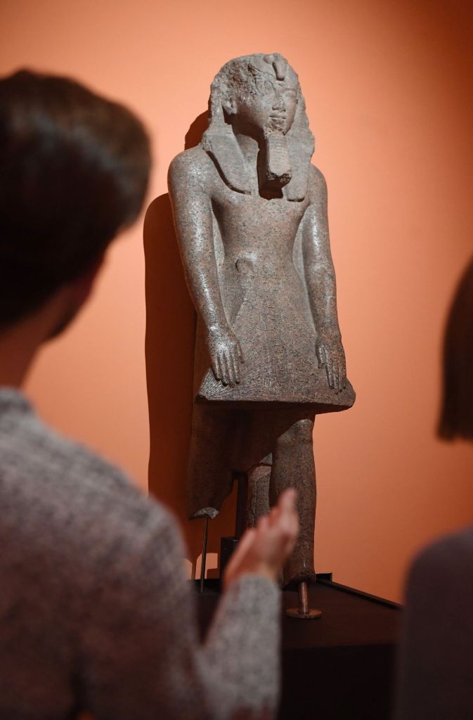 Eine Kolossalstatue Ramses II. als Beter aus der Zeit 1279-1213 vor Christus.