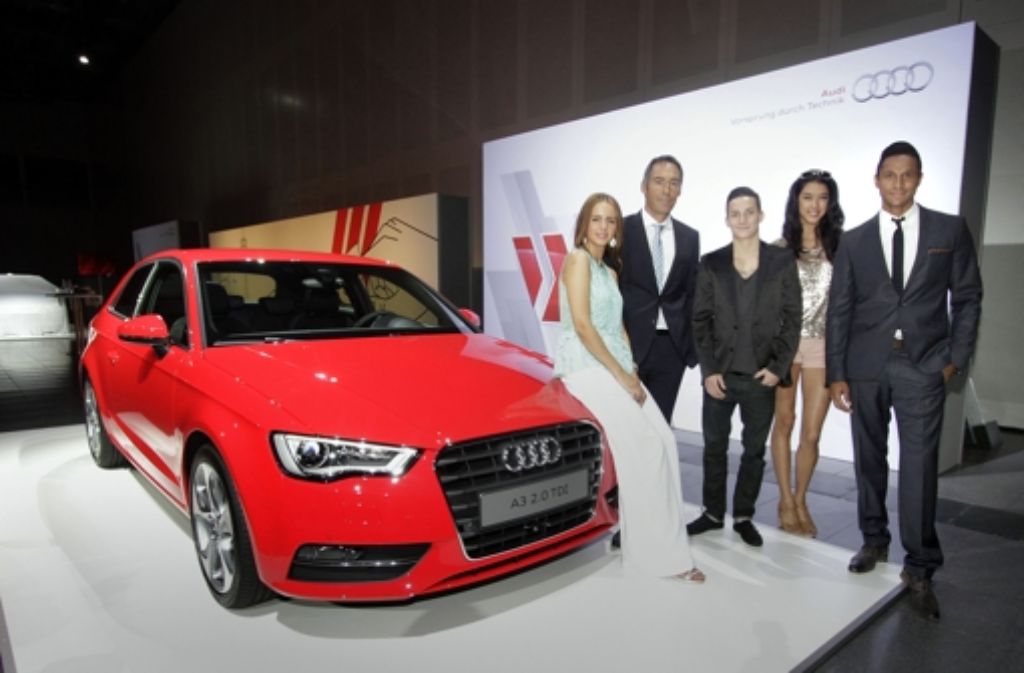 Miss Germany Susan Henry, Achim Saurer, Audi-Vertriebsleiter Südwest, Turner Marcel Nguyen, Model Rebecca Mir und Moderator Daniel Aminati mit dem neuen Audi A3.