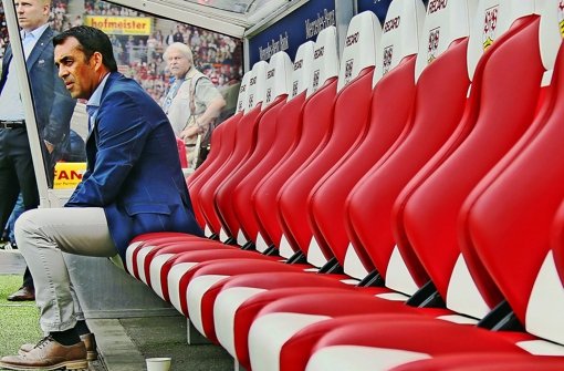 Der VfB-Manager Robin Dutt muss schauen, mit welchen Spielern  die Plätze neben ihm auf der Stuttgarter Bank besetzt werden. Foto: Baumann