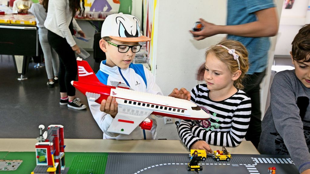  Kinder bauen im Jugendhaus Nexus in Esslingen eine Stadt aus Lego. Das Angebot ist Teil des Ferienprogramms des Stadtjugendrings. 