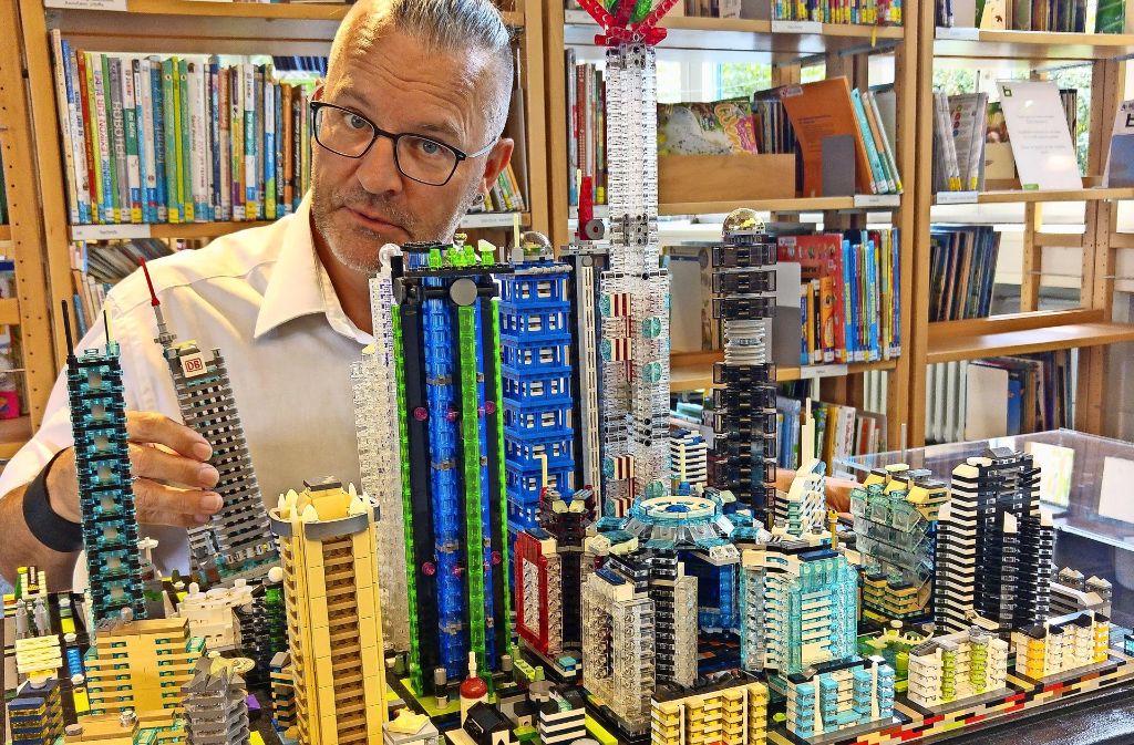 Andreas Reikowski vor einer seiner Lego-Stadtwelten