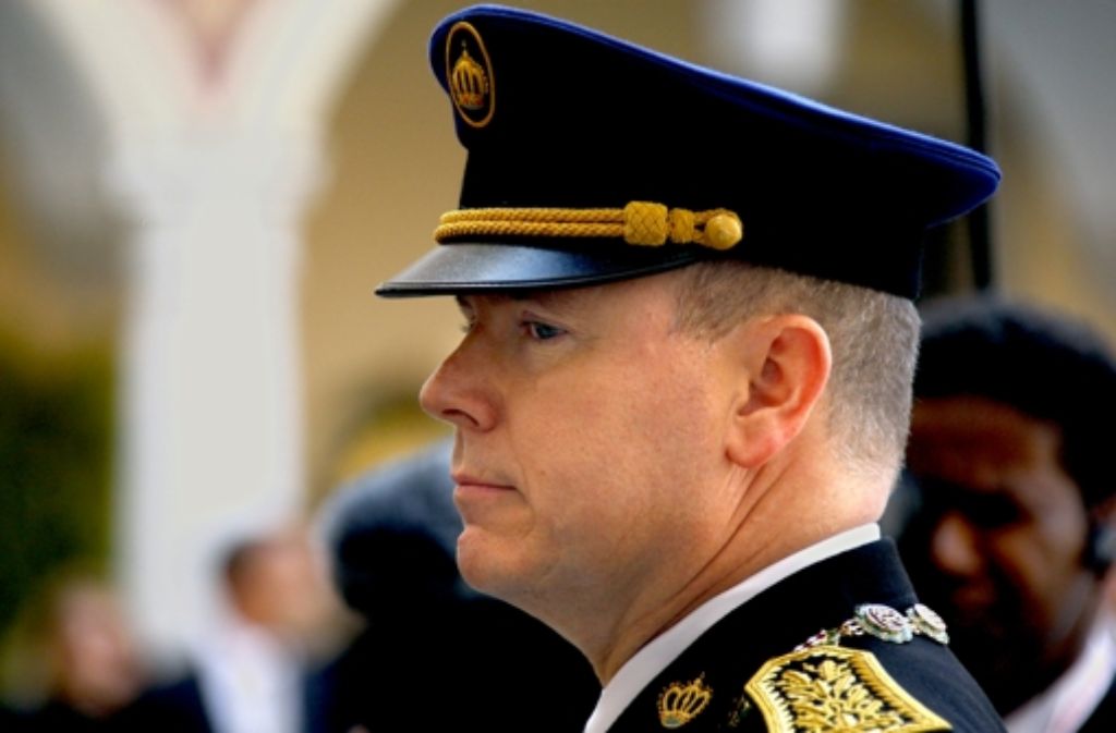 Fürst Albert in Uniform bei einer Zeremonie am Nationalfeiertag 2009.