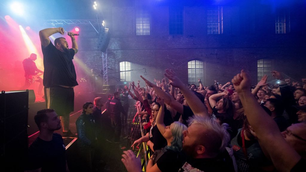  Das vieldiskutierte Konzert der norddeutschen Punkband „Feine Sahne Fischfilet“ ist in Dessau-Roßlau friedlich abgelaufen. Befürchtete Aufmärsche von Rechtsextremen blieben aus. 
