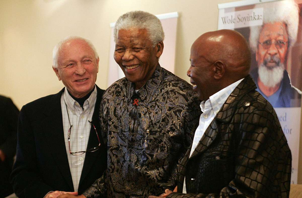 Nelson Mandela 2006 mit den Fotografen Alf Kumalo (re.) und Jürgen Schadeberg bei der Eröffnung einer Ausstellung mit Arbeiten der beiden.