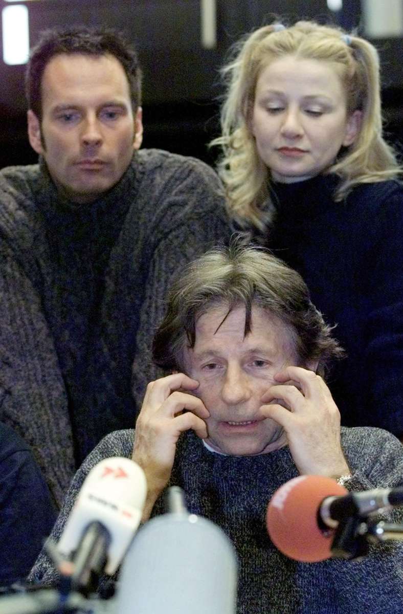 Kevin Tarte (links) im Februar 2000 vor der Stuttgarter Premiere von „Tanz der Vampire“ mit Regisseur Roman Polanski und Kollegin Barbara Koehler