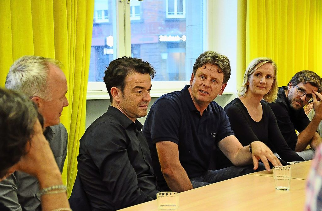 In der Projektgruppe  hat sich das Team um den Nürnberger Architekten Volker Bernsdorf (dritter von links) vorgestellt, das die Machbarkeitsstudie erarbeitet. Foto: Georg Linsenmann