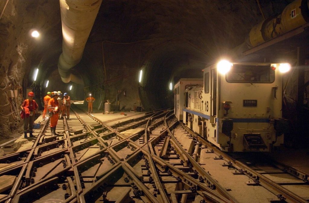 Die Bohrmaschinen wurden im Tunnel erst zusammengebaut. Teile wurden dazu über Schienen durch die Tunnelröhre transportiert.