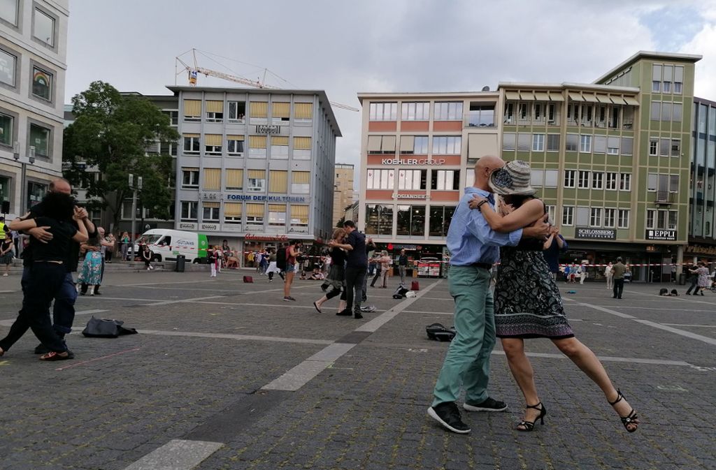 Grund dafür: Das Unesco-Weltkulturerbe Tango Argentino gilt in Baden-Württemberg als Sport und nicht als Kultur. Deshalb sind die Tango-Lehrer und -Tänzer im Land noch stärker von der Corona-Krise betroffen.