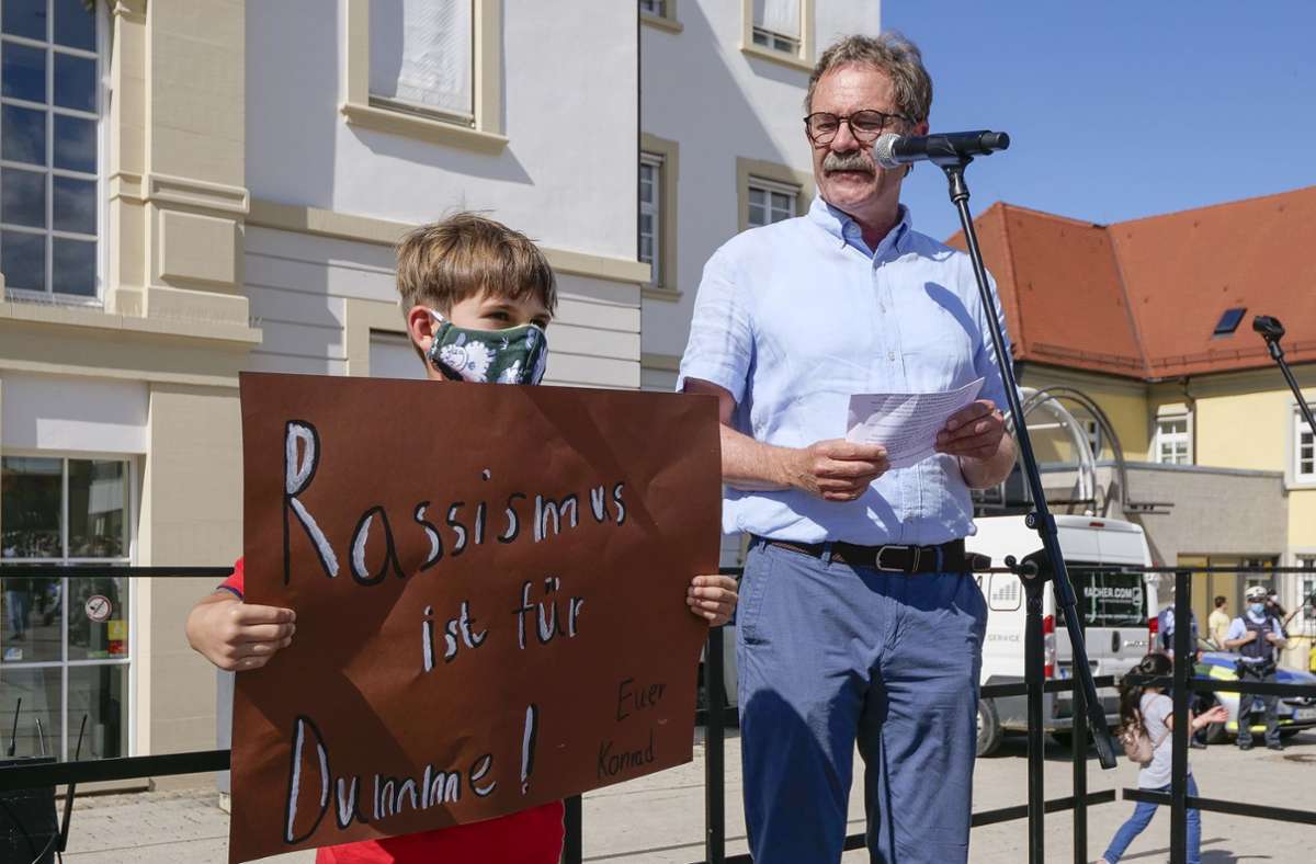 Ludwigsburgs Erster Bürgermeister Konrad Seigfried steht mit einem junge Demonstranten auf der Bühne, der auch Konrad heißt.