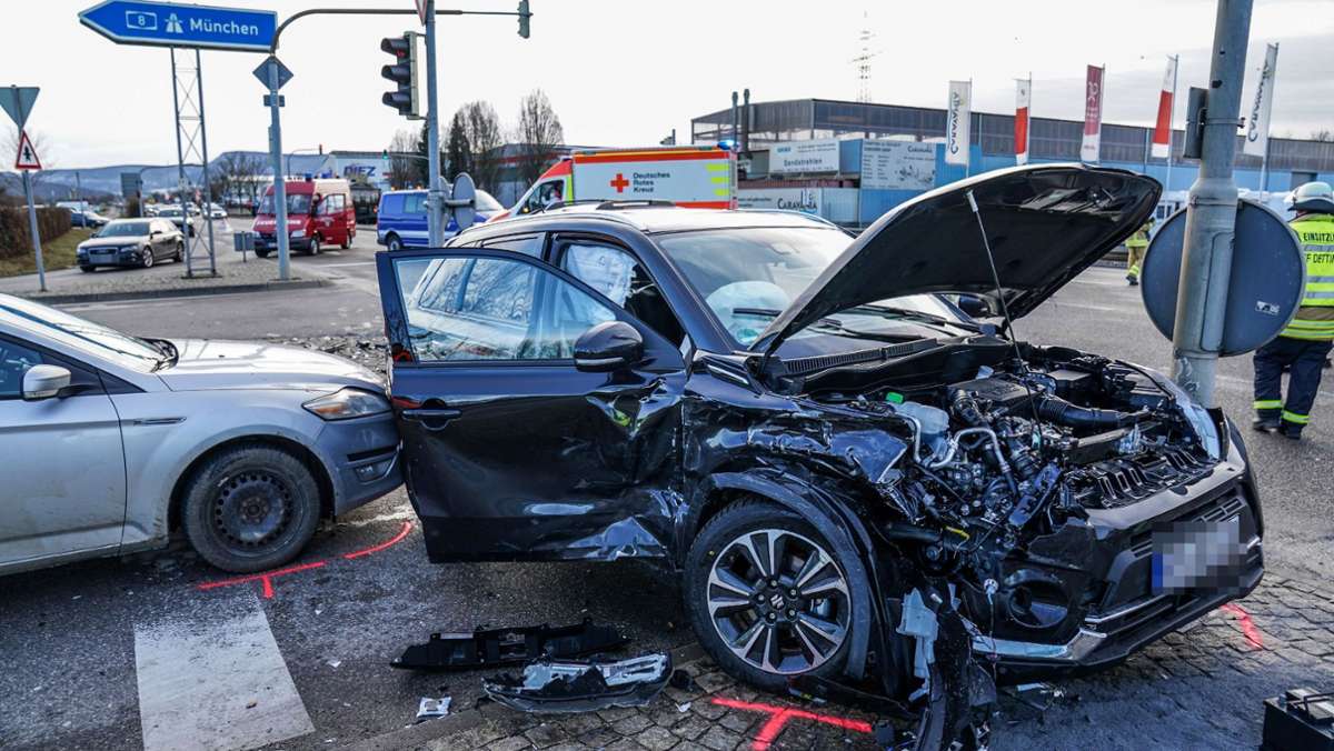  Am Samstag stoßen auf der B465 bei Kirchheim-Ost zwei Autos zusammen, weil ein 61-Jähriger über eine rote Ampel fährt. Vier Personen werden verletzt. 