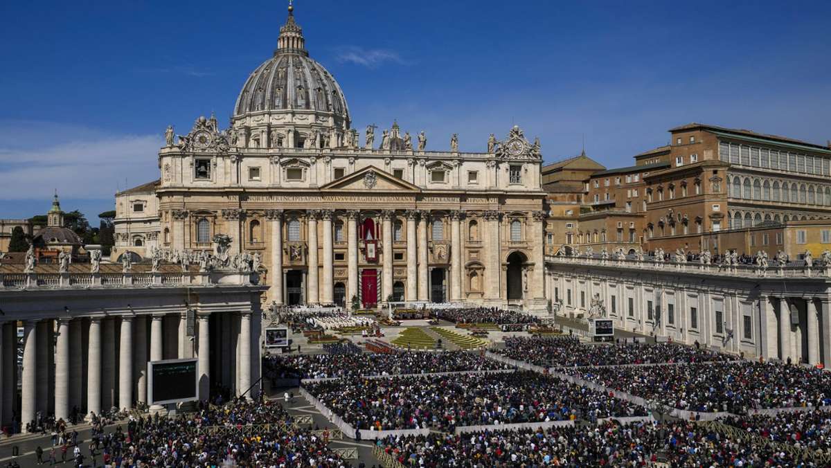 Messe  auf dem Petersplatz: Papst Franziskus spricht von einem „Ostern des Krieges“