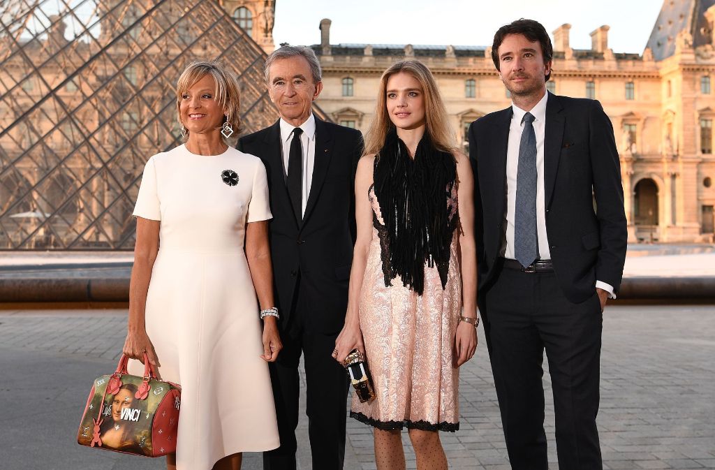 Der Geschäftsführer der Louis Vuitton SE und seine Familie präsentieren bei einem Fototermin vor dem Louvre in Paris die neuen Louis-Vuitton-Taschen.