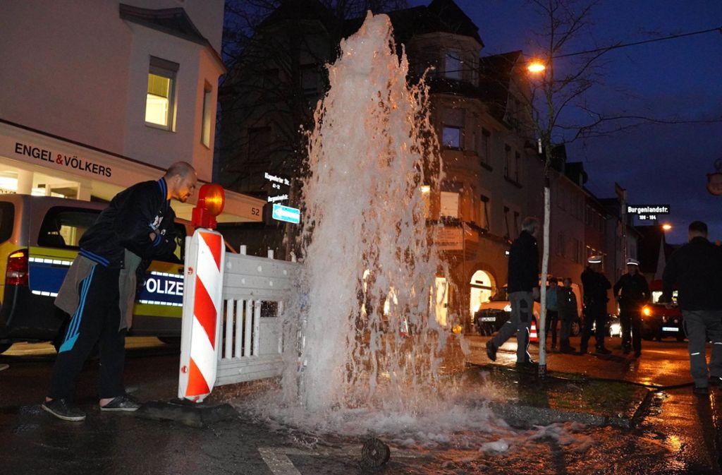 Offenbar hat ein Defekt an einem Hydranten die Klagenfurter Straße unter Wasser gesetzt.