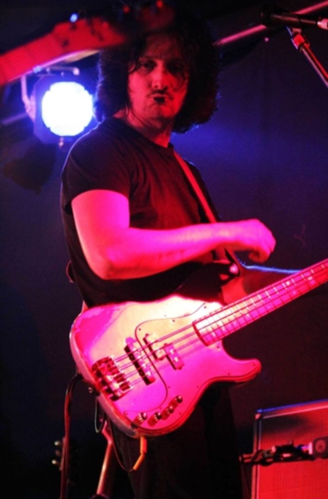 Bassist Carlos Ebelhäuser schaut souverän.