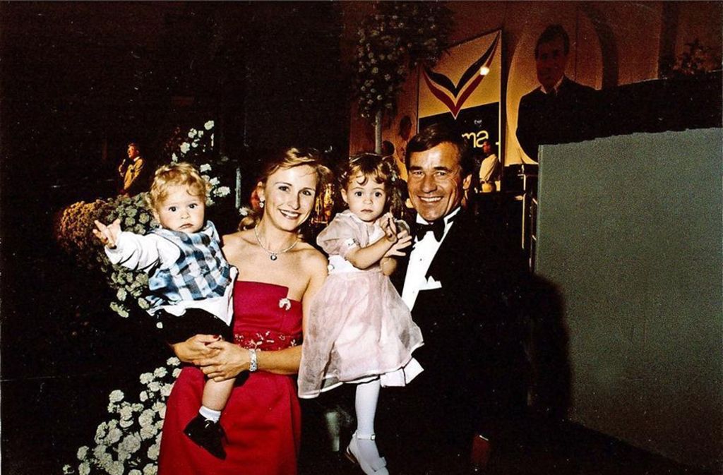 Elisabeth und Wolfgang Grupp mit ihren Kindern bei einer Betriebsfeier 1992.