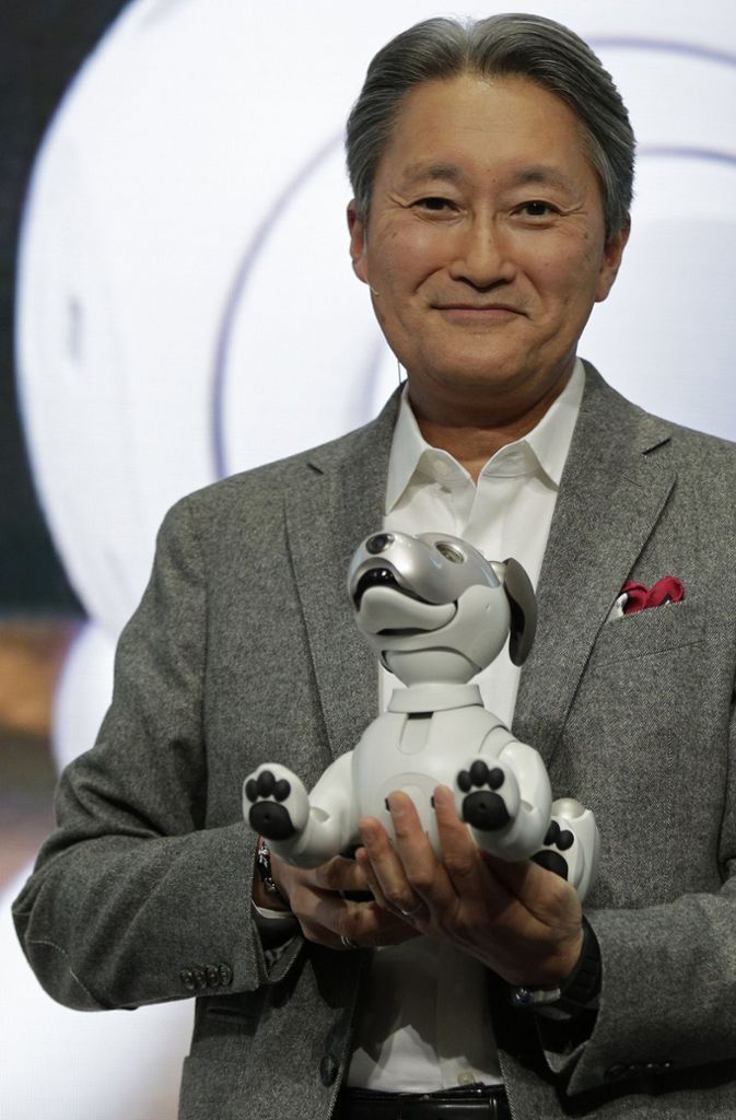 Auf der CES 2018 hat Sony-Geschäftsführer Kazou Hirai den Roboterhund „Aibo“ vorgestellt.