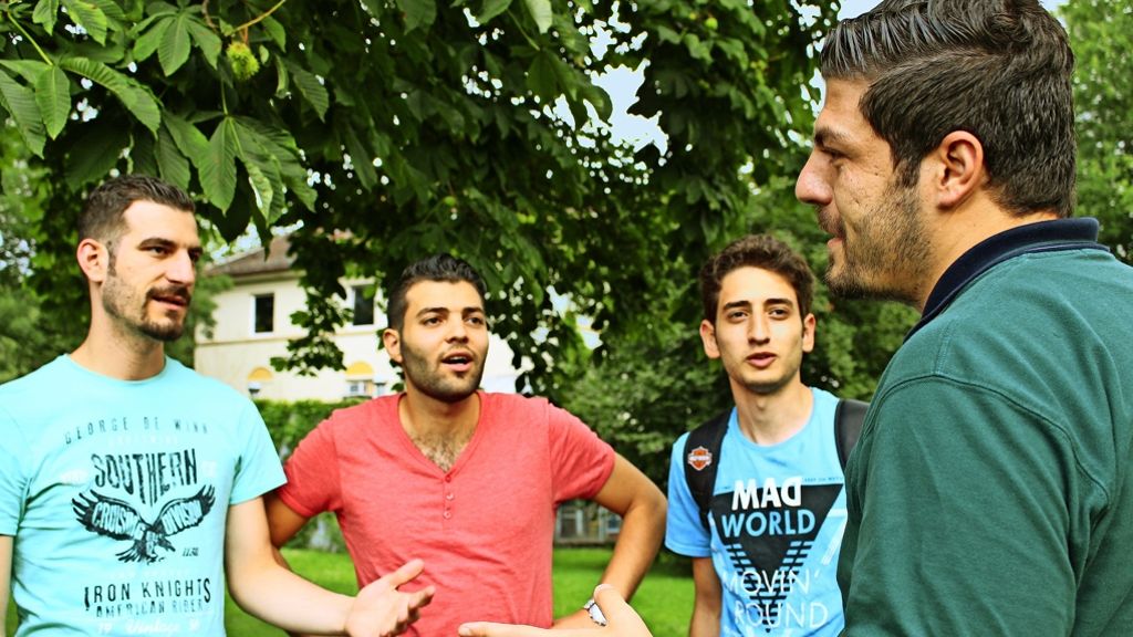  Nach den gewalttätigen Anschlägen von Würzburg und Ansbach reagieren viele Geflüchtete erschüttert – und besorgt. Die Vorfälle könnten ein schlechtes Licht auf alle Flüchtlinge werfen, fürchten sie. Ein Besuch bei jungen Syrern aus Stuttgart. 