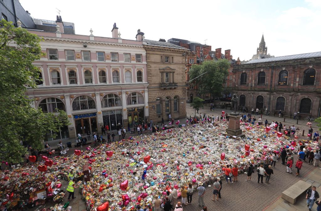 Blumen, Kerzen und Andenken liegen auf dem St. Ann’s Square in Manchester in Gedenken an die Opfer des Terroranschlags. Foto: dpa