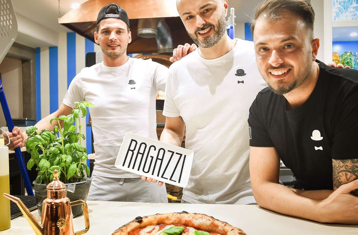 Die Brüder  Alessandro  und Michaelangelo  Guliano mit dem  Pizzaiolo Michele Gentile (von rechts nach links). Foto: Lichtgut/ Iannone