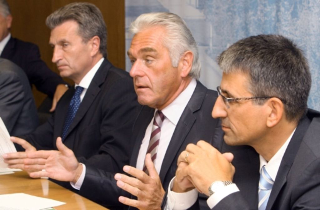 3,1 Milliarden Euro Im August 2008 räumen Günther Oettinger, Innenminister Heribert Rech (beide CDU) und Oliver Kraft, Vorstand Produktion der DB Netz AG (von links nach rechts) Mehrkosten ein. In der Kostenaufstellung sei kein Inflationsausgleich enthalten gewesen.