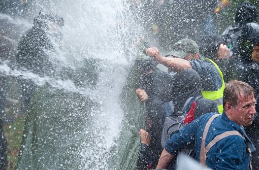 Die Polizei fährt am Samstag beim AfD-Bundesparteitag Wasserwerfer auf. (Symbolbild) Foto: dpa