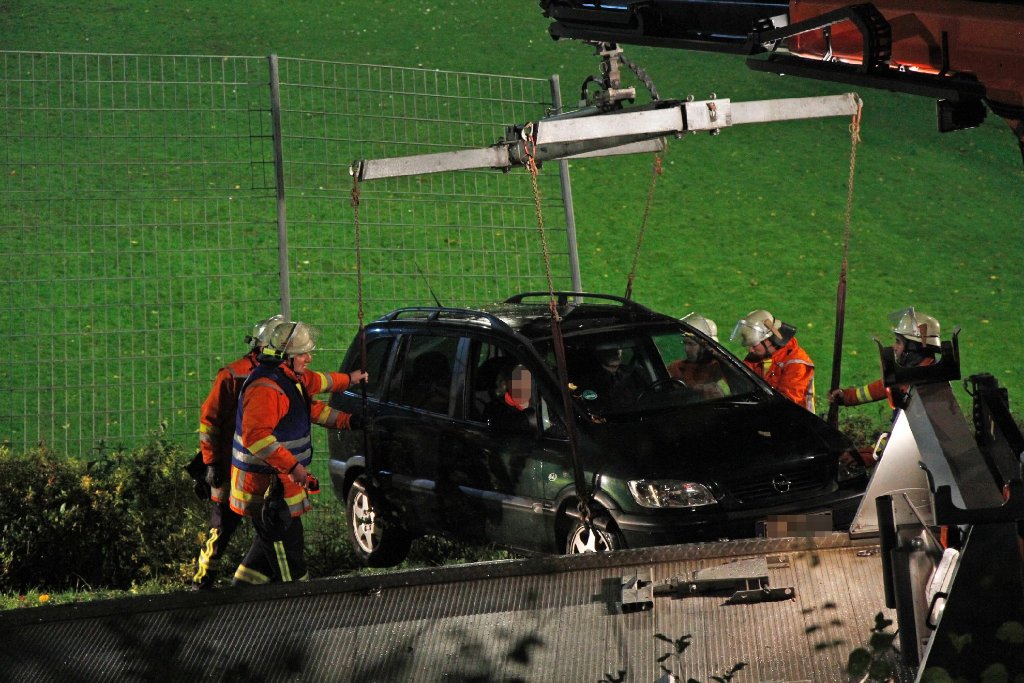 Nachdem ein Renter am Dienstagabend im Frickenhausener Ortsteil Tischardt mit seinem Auto eine Böschung hinabrollte, musste der Opel mittels Kran geborgen werden.