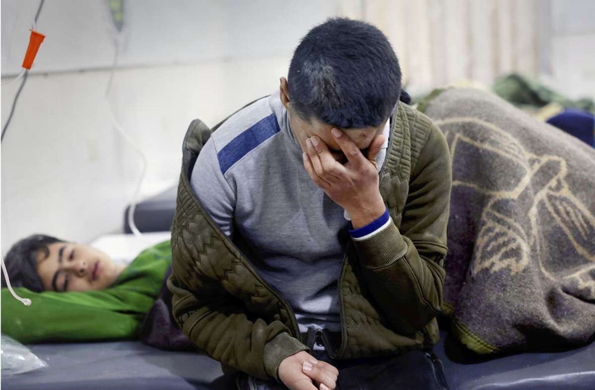 In einem Krankenhaus im syrischen Darkush, wo Erdbebenopfer behandelt werden, kommt deren ganze Verzweiflung zum Vorschein.