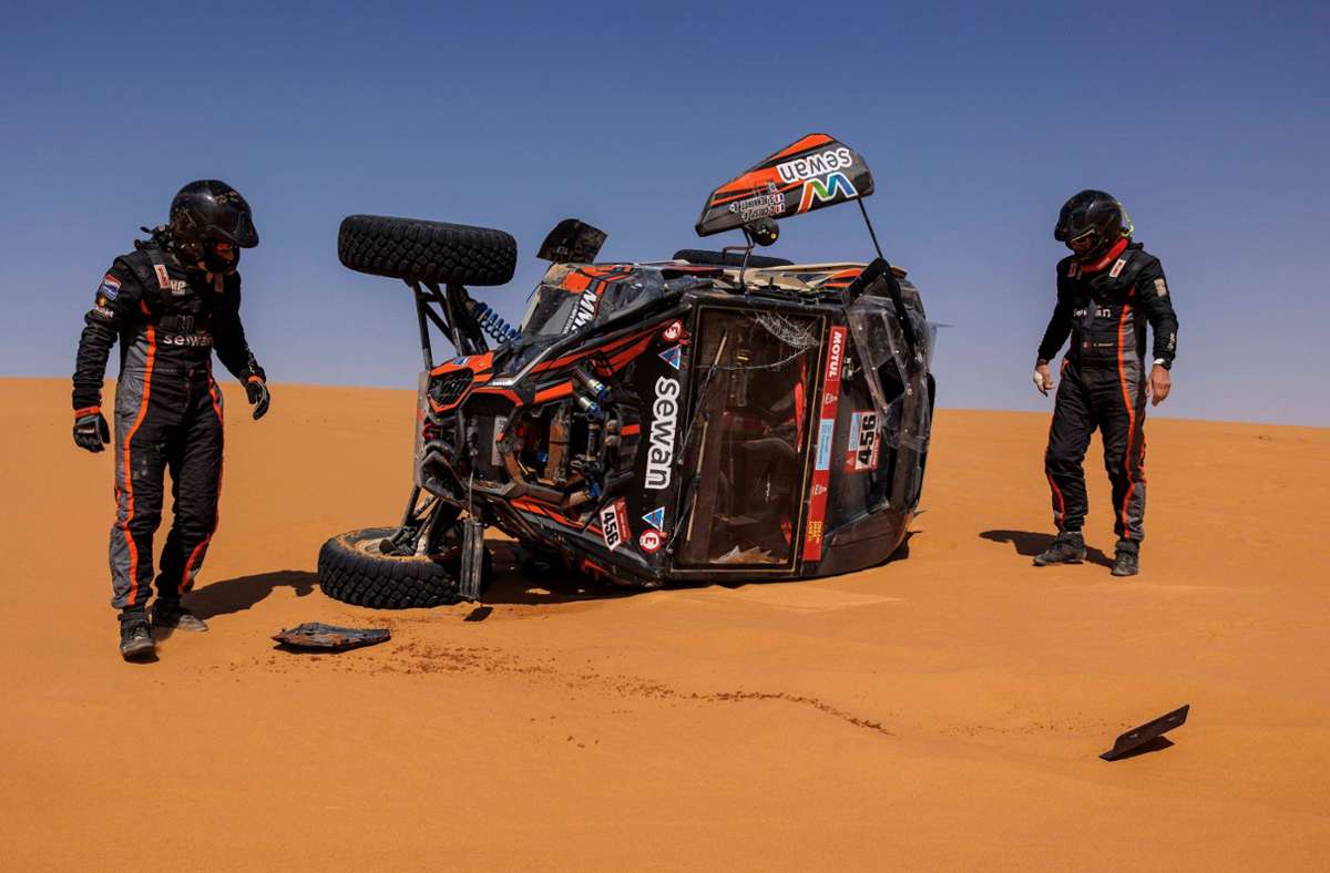 Die Wüste birgt aber auch allerhand Gefahren. Christophe Cresp und Serge Henninot haben ihren Buggy im Wadi Ad Dawasiri zum Ausruhen auf die Seite gelegt.