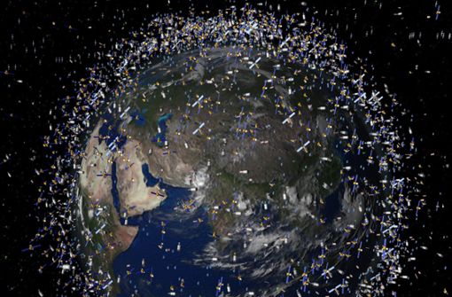Das computergenerierte Bild der European Space Agency (ESA) zeigt Weltraummüll früherer Weltraummissionen, der neben intakten Satelliten um die Erde kreist. Foto: ESA/dpa