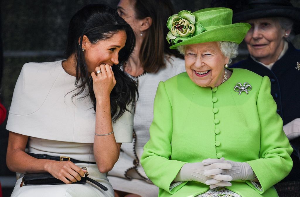 Nicht einmal einen Monat später sieht man die Beiden fast wie vertraute Freundinnen miteinander kichern. Herzogin Megahn begleitete ihre Schwiegermutter zur Einweihung der neuen Brücke Mersey Gateway in Cheshire.