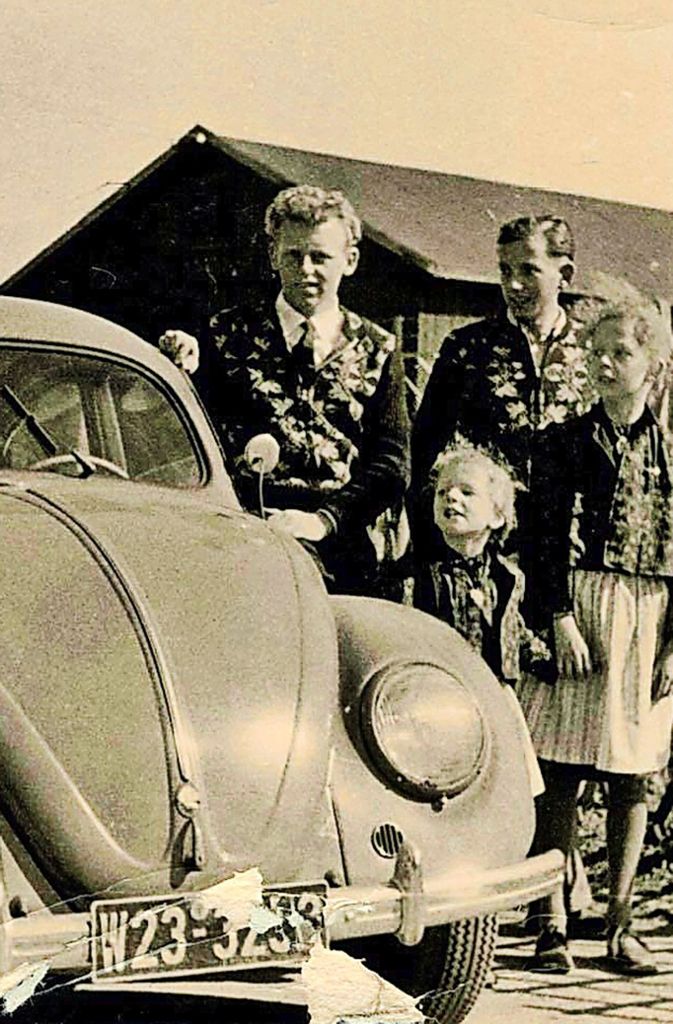 Horst Leutenecker hat uns dieses Käfer-Foto aus dem Jahr 1951 geschickt. Er schreibt: „Unser Vater, Albert Leutenecker, war als Kfz-Meister während dem Krieg einige Jahre bei Porsche in Zuffenhausen beschäftigt gewesen. Dabei lernt er den Wehrmachtskübelwagen von VW und die ersten VW Käfer kennen. Nach dem Krieg erwarb er aus von der US-Army aus deren Beutebeständen einen beschädigten Kübelwagen und richtete diesen als Pkw und für den Warentransport her. Etwas später konnte er von VW-Hahn in Fellbach eine beschädigte Käfer-Karosserie erwerben. Er setzte dann diese Karosserie auf das Chassis vom Kübelwagen auf, richtete beides auf, lackierte die Karosserie und fertig war unser erster VW-Käfer im Jahr 1950.“