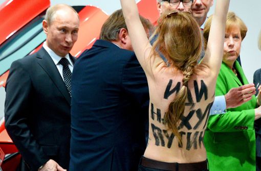 Tags zuvor war er in Staufen: Putin und Femen-Demonstrantin  im April 2013 auf der Hannover-Messe Foto: dpa/Jochen Lübke