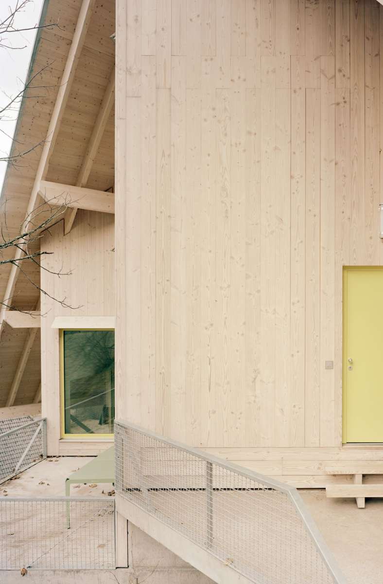 Die Außenwände sind ressourcenschonend als Holzrahmenkonstruktion und die Innenwände in Brettsperrholz ausgeführt. Alle Materialien wurden sorgfältig mit einem Fokus auf lokalen Materialien, Robustheit und Patinafähigkeit gewählt.